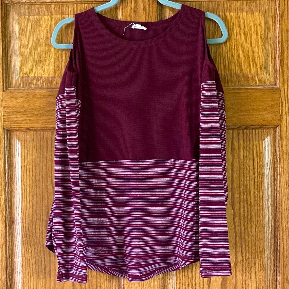 5/$15 Hem & Thread Currant Red Dual-Fabric Cold Shoulders Top M (BUNDLE ONLY)
